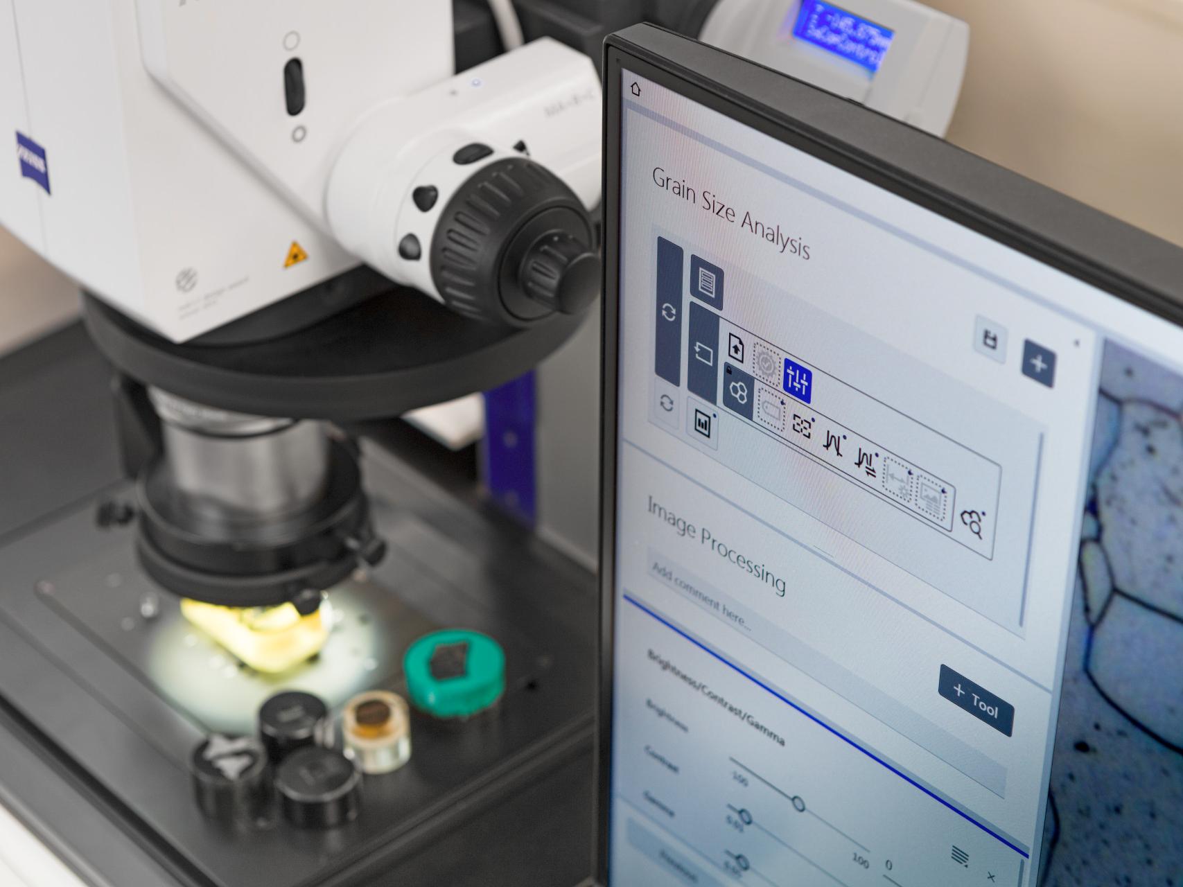 Captura de imágenes de secciones transversales pulidas e incrustadas de muestras de aleaciones metálicas en un laboratorio de materiales con el microscopio digital con zoom ZEISS AxioZoom operado por ZEN core en el modo de trabajo.